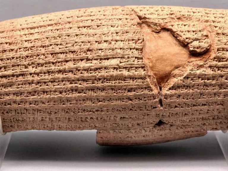 Um cilindro com escrita cuneiforme.