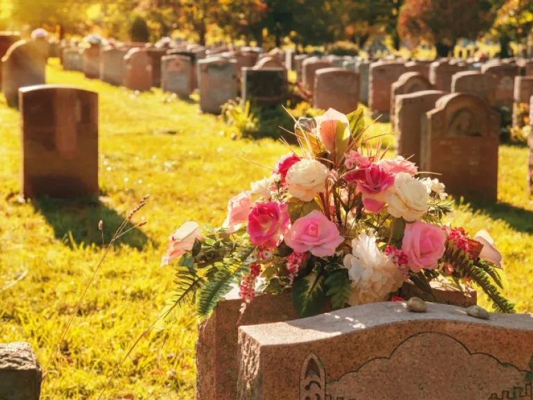 Lápides e flores num cemitério.