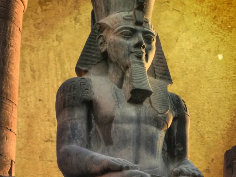 Colosso de Ramsés II (feito em granito negro) no Templo de Luxor (Egito)