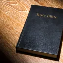 La Biblia en una mesa